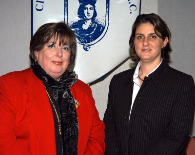  19 de enero  
María de la Luz Cossío de Noyola y María del Carmen Calleja de Sesma presidenta saliente y entrante respectivamente del Club Isabel la Católica.