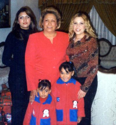 Cristina Dávila, Elizabeth García, Lucy Dávila y las pequeñas Ana Sofía y Marifer en pasado festejo familiar.