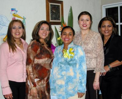 Crostu Calzada en compañía de Judith Limones, Mónica de Galindo, Lily de Cervantes y Sandy de Juárez.