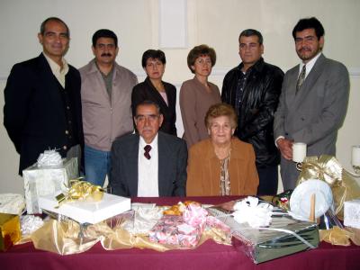 Sabino González Alba y Mary Aguilera de González acompañados de sus hijos en el festejo que les perpararon por sus 50 años de matrimonio.