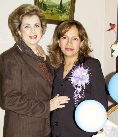 Tere Romo de VIllarreal acompañada por Margarita Horkay en la fiesta de regalos que le ofreció por el próximo nacimiento de su bebé.