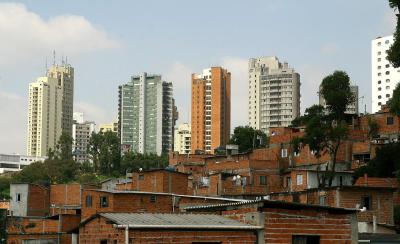 Multinacionales y grandes empresas brasileñas funcionan desde Sao Paulo, dando así una vital importancia al puerto de Santos, distante una hora de la capital estadual y que en la actualidad desplazó en el transporte marítimo comercial a Río de Janeiro.