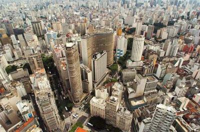 Constituida como ciudad el 25 de enero de 1554, con una colonia de 25 mil inmigrantes, Sao Paulo fue durante varios siglos una pequeña ciudad dedicada al cultivo del café, el principal producto agrícola de la región.