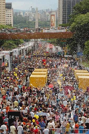 En la programación central de la fiesta conmemorativa participaron grupos y artistas de las colonias extranjeras, quienes se unieron a exponentes del folklore y la música local, como los cantantes Roberto Carlos, Caetano Veloso y Rita Lee