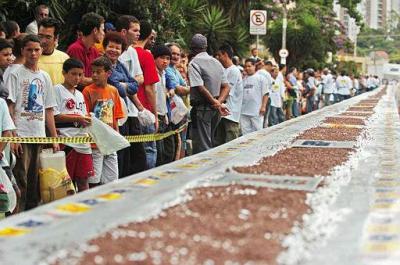 El pastel, que cada año tiene el mismo número de metros que años que cumple la mayor ciudad brasileña, fue montada sobre una enorme mesa en forma de 'U' en una calle del barrio de Bixiga, y una vez se cantó el 'Cumpleaños Feliz' la multitud la hizo desaparecer en segundos.