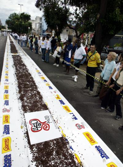 Una tarta gigante, de 450 metros de extensión, hecha para celebrar el aniversario de Sao Paulo, desapareció en siete segundos a manos de más de 5.000 personas, informaron los organizadores de los actos conmemorativos.