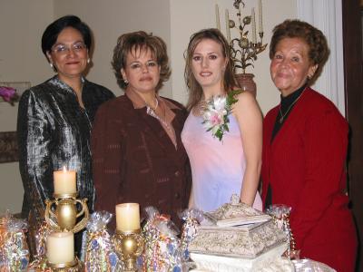 Carmen Montes Escobedo con las organizadoras de su despedida de soltera, Esperanza Castañeda Meléndez, Coco Flores de Valdés y María del Carmen Escobedo Montes.