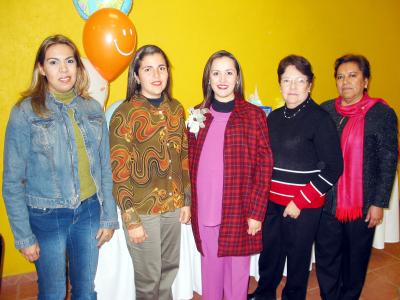 Anel Trasfí de Gutiérrez en compañía de las organizadoras de su fiesta de regalos, Esperanza de Trasfí, María de Jesús de Gutiérrez, Ilse Gutiérrez y Linda Trasfí de Galindo.