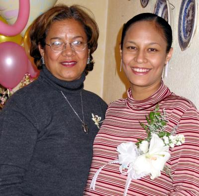 Montserrat Quirarte de Barragán en compañía de Blanca Estela García de Quirarte anfitriona de su fiesta de regalos.