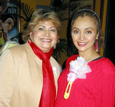 Marisela Garza en compañía de Tere Venegas anfitriona de su convivio.