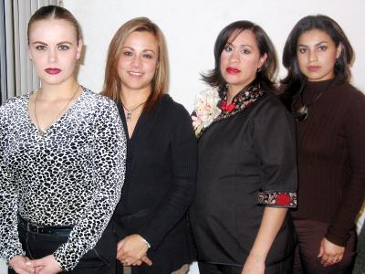 Myrna de Ramírez acompañada de Denisse Martínez de Vega, Beatriz López de González, Wendy González de López en la fiesta de regalos que le ofrecieron