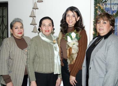 Verónica Araceli Ortega Chávez acompañada por Laura Amozorrutia, Miranda y Chelo Gutiérrez, organizadoras de su despedida de soltera, ofrecida en varios días atrás.