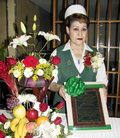 Alicia Ramírez Alvarado recibió un reconocimiento con motivo de su jubilación de enfermera del Hospital de Especialidades número 71 del IMSS.