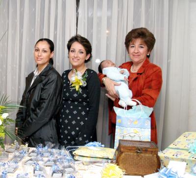 Adriana Eugenia García en compañía de Brenda García y María Eugenia Dávila en el convivio de bienvenida que le organizó a su pequeño hijo Pablo.