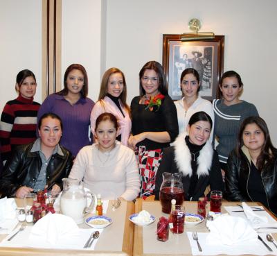 Esperanza Soto acompañada de algunas de sus amigas en su despedida de soltera.