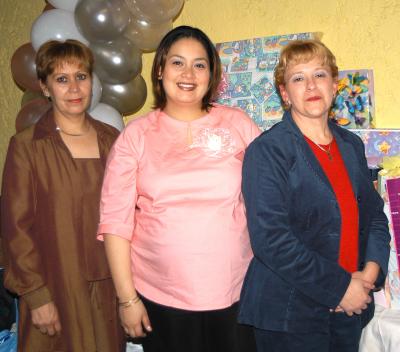 Fabiola Castro de Ramírez en compañía de Margarita Soto de Castro y Yolanda González de Ramírez, organizadoras de su fiesta de regalos.