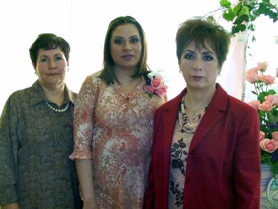  28 de enero  
Claudia Luján de Luciano acompañada de Graciela Reyes de Luján y Bibiana Rubí de Luciano, organizadoras de su fiesta de regalos.