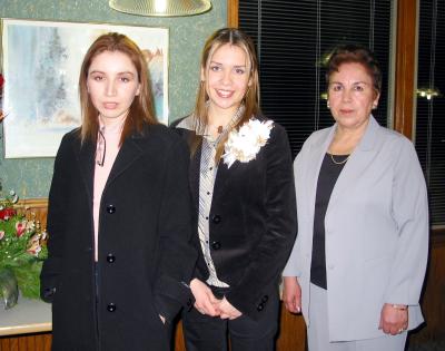 Magaly Ocón Navar en compañía de las organizadoras de su despedida de soltera, Isabel Estrada Navar y Odila Navar de Ocón.