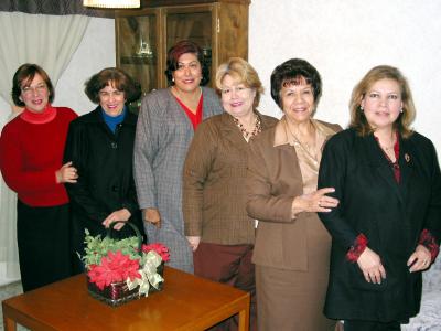 Olga de Martínez acompañada de Tere de Salazar, Hortensia de Dávila, Conchita de Betancourt, Rosy de Navarro y Rosa Elena Valdés, en el convivio que se le ofreció por su cumpleaños en días pasados.