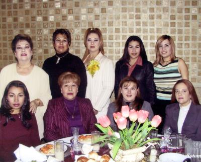 Mayra Garibay acompañada de Hortensia Soto, Sandra Garibay, Mireya Cervantes, Elizabeth Ortiz, Janeth Reyes, Conchita de González, María Fernanda Pérez y Lidia Madrigal.