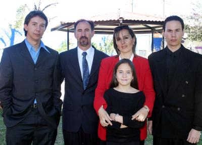 Arturo Lavín Garza y Terry de Lavín, con sus hijos Alejandro, Brenda y Arturo en pasado acontecimiento social.