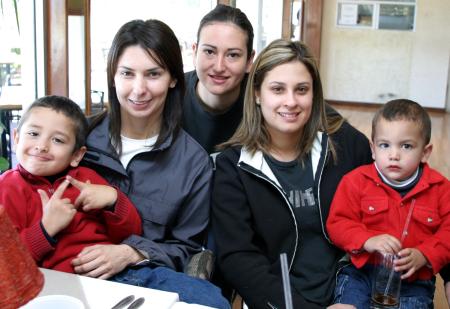 Blanca Ramírez de Murra, Selina Sada de Pérez, Pili López de Romo y los pequeños José Ignacio y Alex Román López.