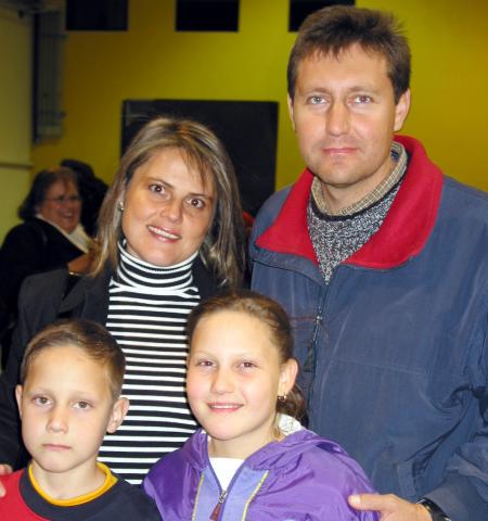 Carlos González, Rocío de González y los pequeños Karla y Daniel González.