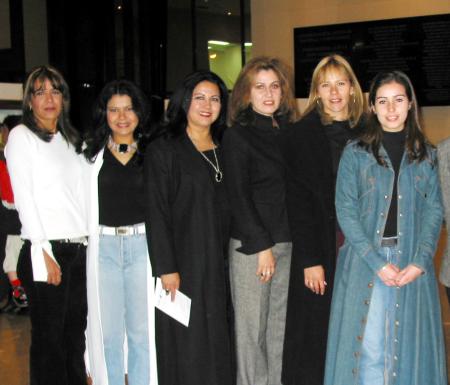 Susy Velázquez, Elizabeth Espinoza, Laura Velázquez, Sara Velázquez, Evangelina Velázquez, Cecilia de Cuesta, Martha de Montes, Marilú y Nelly Blackaller, en reciente ceremonia inaugural de una exposición.