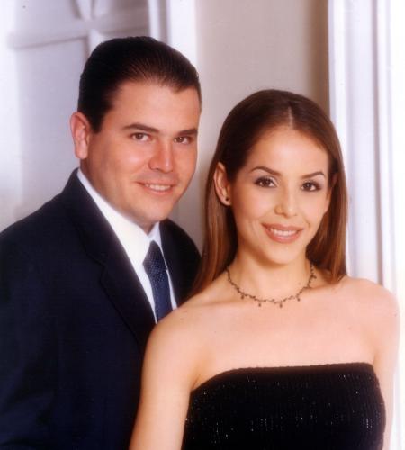 Lic. Alfredo Garza Martínez y Lic. Cladia Robles Heimpel efectuaron su presentación religiosa en la parroquia de Nuestra Señora de la Virgen de la Encarnación el 23 de enero de 2004.