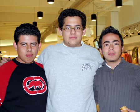 Rubén Casas, Raúl Aguilera y José Alberto Trejo captados en un centro comercial de la localidad.