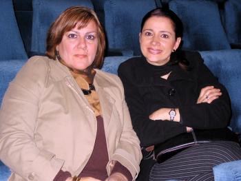 Marcela de Wong y Anabel de González.