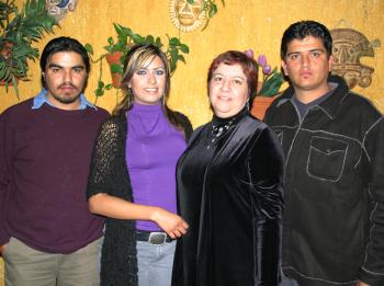 Oralia Vargas Vda de Ramírez con sus hijos Alejandro, Adriana y Paco.