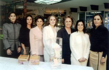 Brenda Braille  acompañada de Cecy Villalobos de Gutiérrez, Astrid Baille Berlangam, Butsy Díaz de León, Laura Marcela de Baille, Mary Villalobos y Marcela Baille.