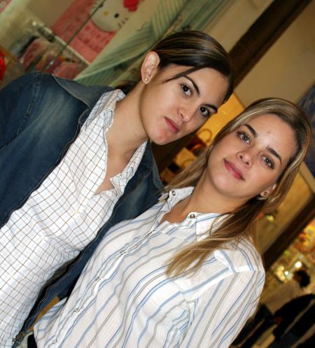 Andrea Murguiro y Estefanía Vuruato en un centro comercial de la localidad.