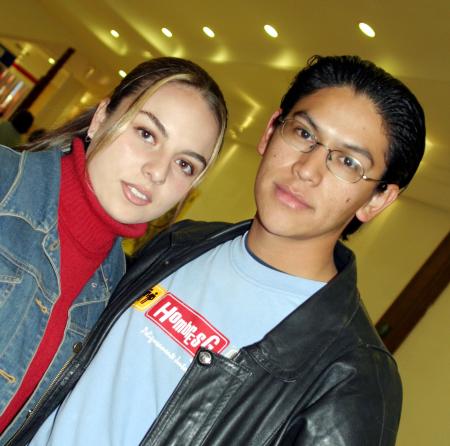 Blanca Cecilia de la Torre y Abraham de León en un a tarde de compras.