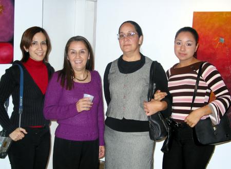 Ángela Escamilla, Soledad y Alejandra Gordillo acompañan a Rosy Gordillo durante su exposición 'Obscura Belleza'