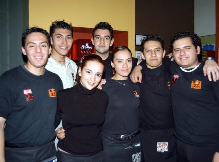 Bernardo, Óscar, Gerardo, Isaac, Anny, Mónica y Édgar, en un café de la localidad.