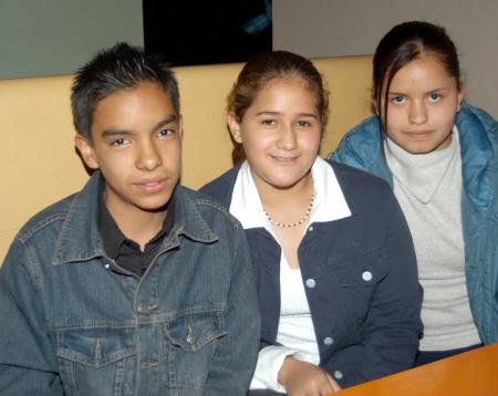 Carlos Guillermo Ezquerra, María Enriqueta y Luz María Gual.