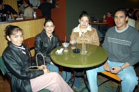 Claudia  Landeros, Nathaly Andrade, Daphne Andrade y René Moreno.