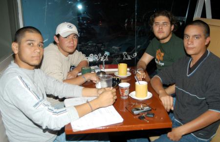 Roberto García, Gerardo Estrada, José Rodríguez y Juan Carlos Hurtado en una tarde de café.