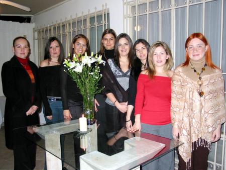 Laura Sosa Montemayor acompañada de Lucía Sarmiento , Marcela Garrido, Jazmín Darwich, Carmen Aldape, Nancy González, Mariana Azuela y Verónica en la fiesta de despedida que le ofrecieron.