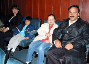 Elsa Luisa Robles de Hernández, León y Samanta Hernández Robles y Raúl Hernández García.