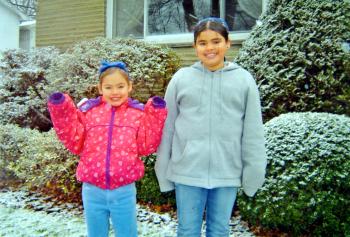 Samantha y Jessica Fraser Bollaín y Goitia, captados junto a su hogar en Pittsburgh.