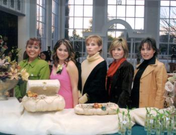 Yéssica Guzmán acompañada de Coco Méndez, Irma García, Karina Adame y Lory Adame durante su despedida de soltera.