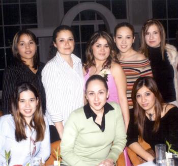 Cibeles Alonso, Lili Cárdenas, Isela Acosta, Mónica Campillo, Viri Parraga, Miguel Ibarra, Argelia y Carolina Valadez acompañaron a Yéssica Guzmán en su despedida de soltera