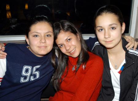 Cristina Beltrán, Marcela Moreno y Paulina Beltrán, e una tarde de café.