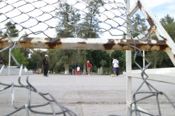 Recuerda que las tribunas no se han reparado desde hace tiempo, una de ellas se encuentra destruida en su tramo final, además requieren de pintura. “Falta vigilancia policíaca, nada más oscurece y entre las dos últimas canchas de basquetbol, frente a la bodega del Pentatlón Deportivo Militarizado Universitario, se reúne un grupo de jóvenes a fumar mariguana”.