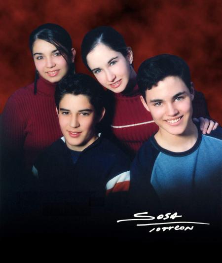 Natalia Álvarez Martínez, Marcela Rodríguez Mckeon, Julio López Montaña y Ricardo Sosa Franco grupo de amigos en una fotografía de estudio.