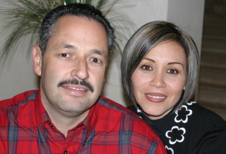 Javier González Dueñes y su esposa Mayra Corral de González.