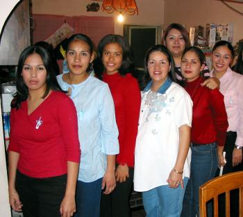 Claudia Pérez de Muñoz en compañía de algunas de las invitadas a su fiesta de regalos.